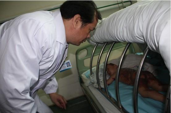 男童被米汤烫伤后续,男童被开水烫伤的表现