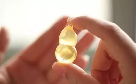 最简单直接的鉴别蜜蜡真假的方法,欧洲回流深红色老蜜蜡的鉴别方法