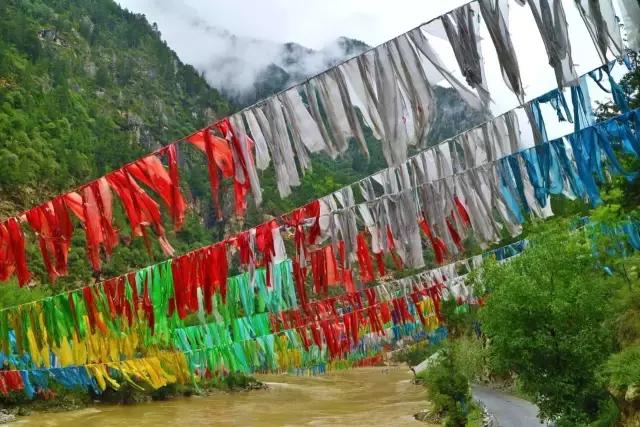 色达红色房子在哪,色达震动的红房子