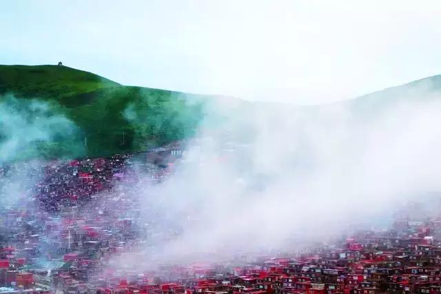 色达红色房子在哪,色达震动的红房子