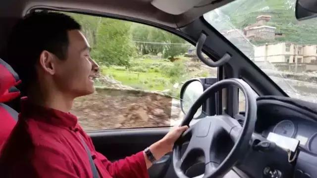 色达红色房子在哪,色达震动的红房子