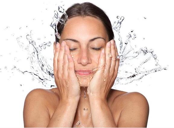 产后下巴反复长痘,女人面部额头长痘祛痘护理指南