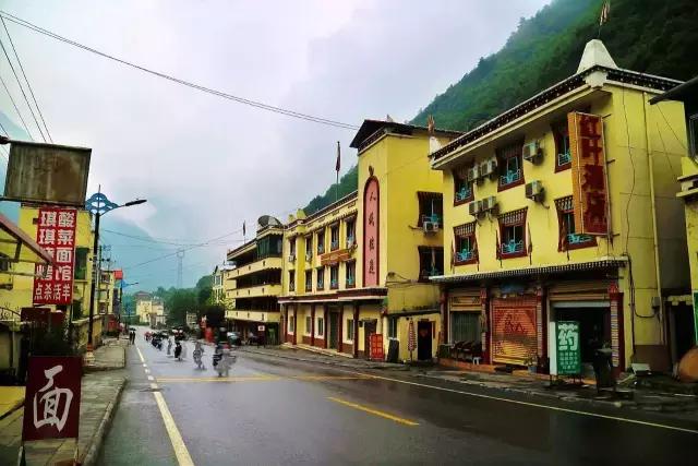 色达红色房子在哪,色达震动的红房子