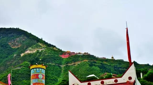 色达红色房子在哪,色达震动的红房子