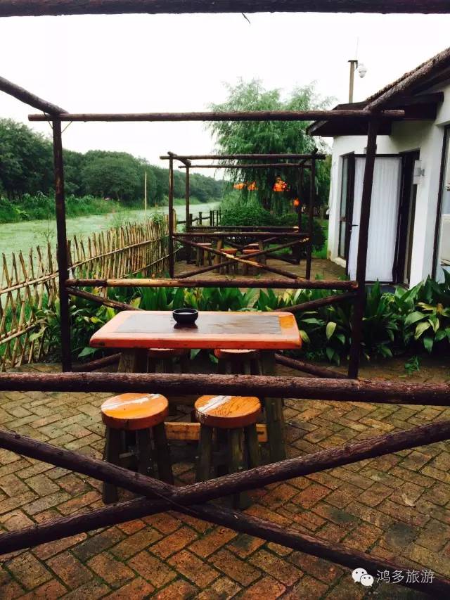 他为莫干山裸心谷提供了最优质的床品之后，干了一件事儿