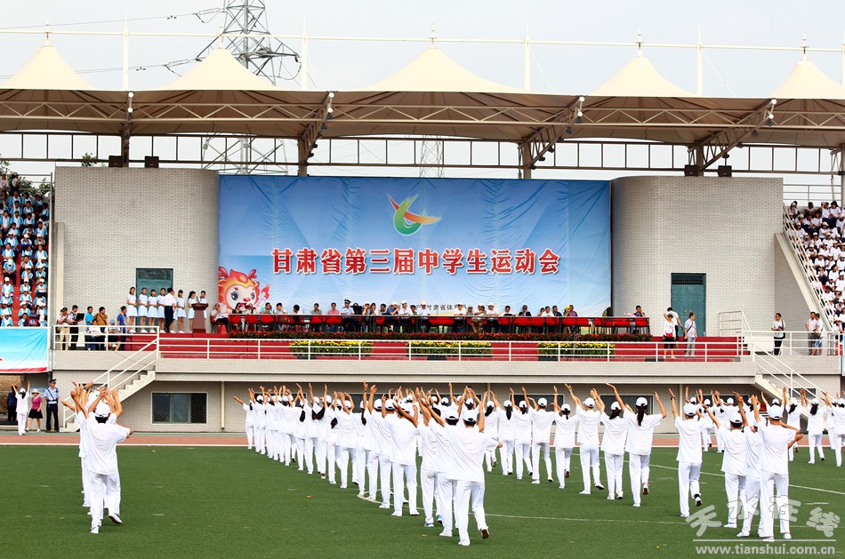 爸爸看到夏令营的女儿晒黑了,爸爸看到女儿军训被晒黑