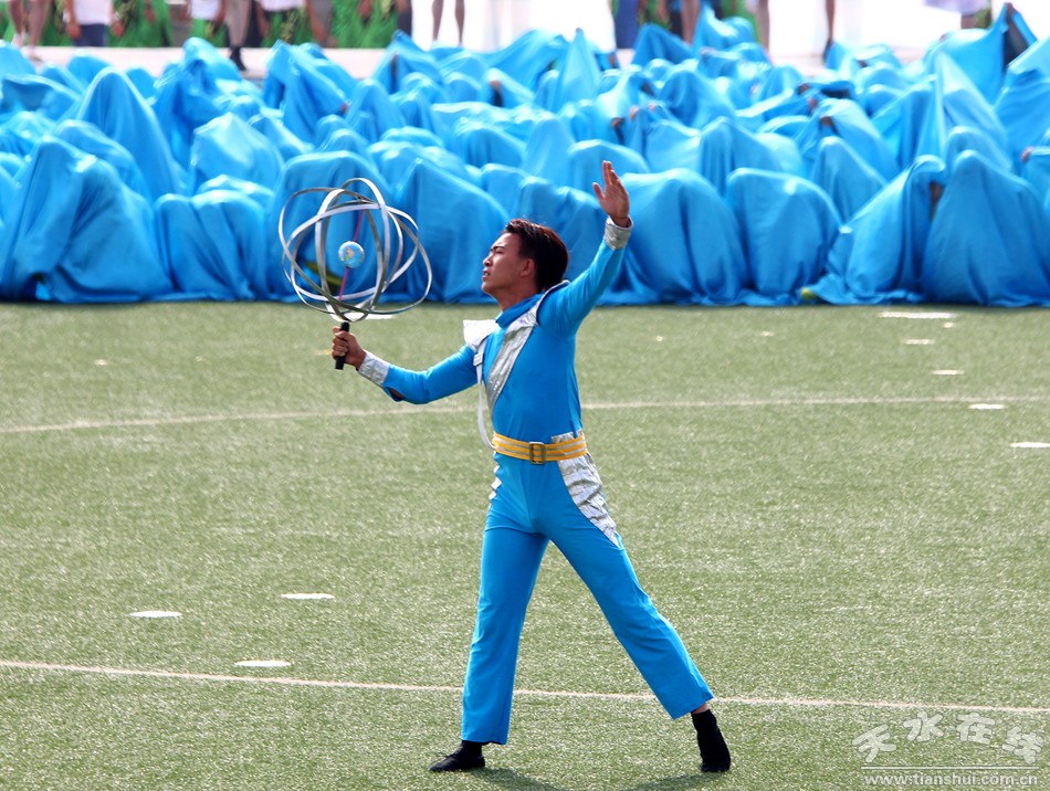 爸爸看到夏令营的女儿晒黑了,爸爸看到女儿军训被晒黑