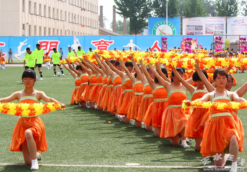 爸爸看到夏令营的女儿晒黑了,爸爸看到女儿军训被晒黑