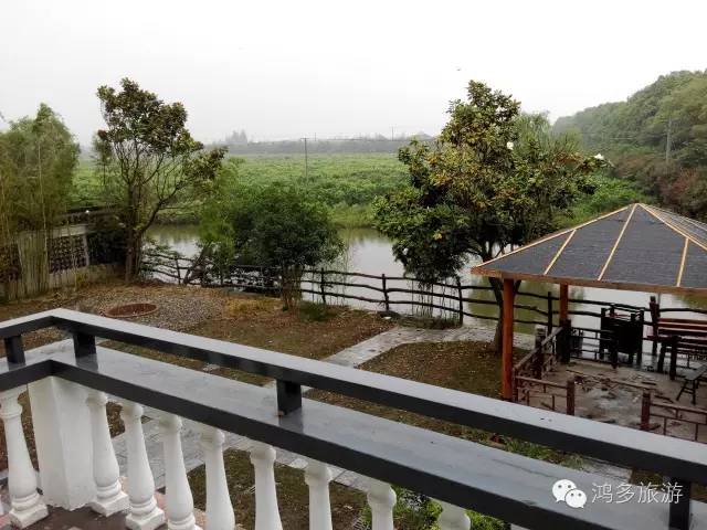 他为莫干山裸心谷提供了最优质的床品之后，干了一件事儿