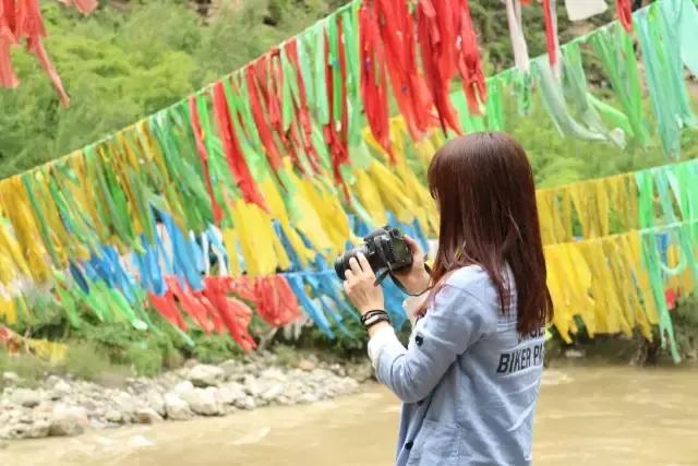 色达红色房子在哪,色达震动的红房子