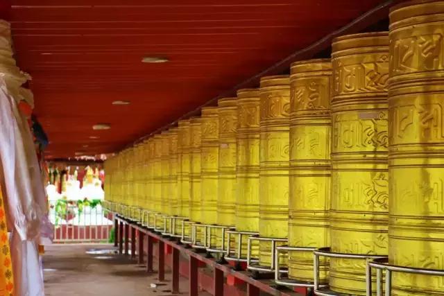 色达红色房子在哪,色达震动的红房子