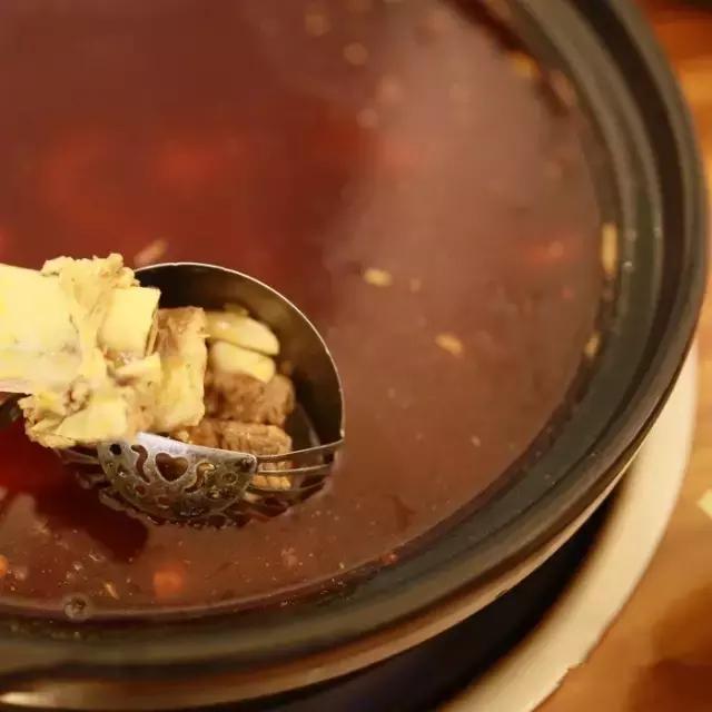 招牌都没有！开在厕所边！5家脏乱差的“黑店”门口却有一排豪车