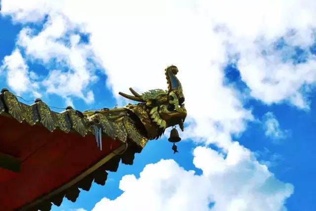 色达红色房子在哪,色达震动的红房子