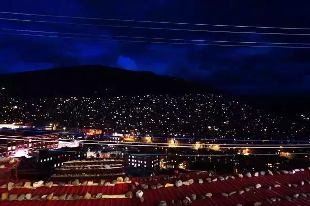 色达红色房子在哪,色达震动的红房子