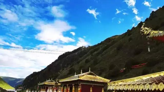 色达红色房子在哪,色达震动的红房子