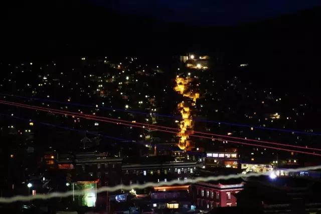 色达红色房子在哪,色达震动的红房子