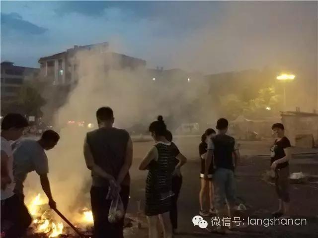 送老客‖中元节留下的残局，谁来为这样的不文明买单？新宁人