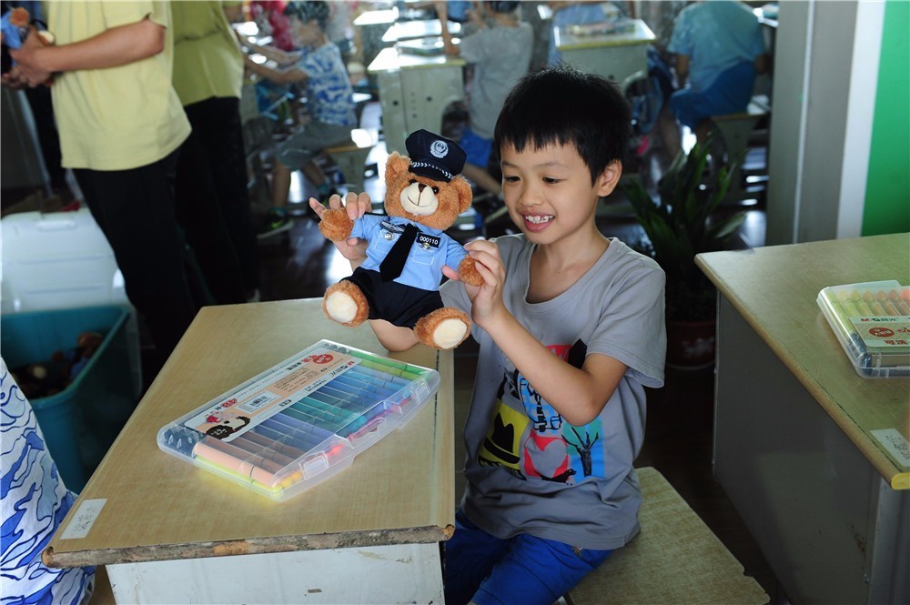 这两天，有一只“小熊”成了滨江的网红！