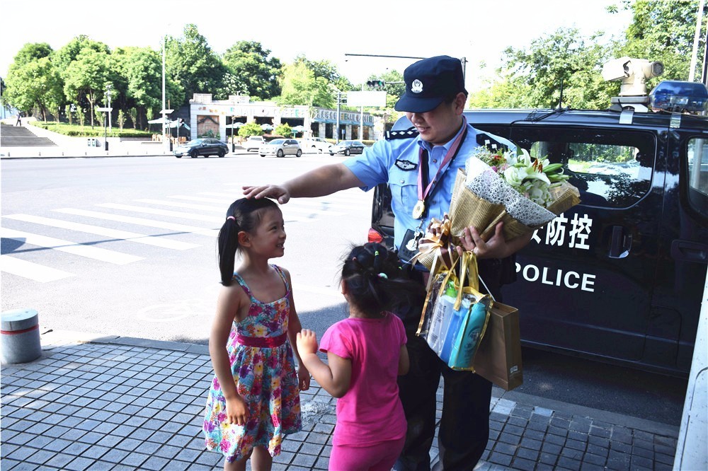 这两天，有一只“小熊”成了滨江的网红！