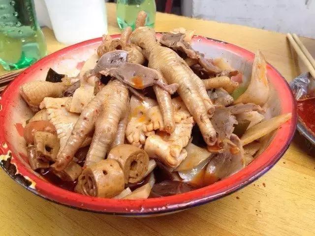 招牌都没有！开在厕所边！5家脏乱差的“黑店”门口却有一排豪车