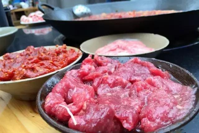 招牌都没有！开在厕所边！5家脏乱差的“黑店”门口却有一排豪车