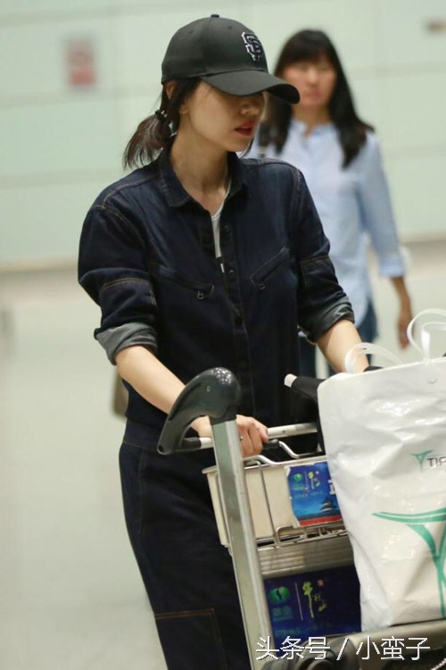 女星最新机场街拍 杨幂甩了郑爽N条街