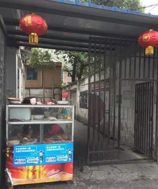 招牌都没有！开在厕所边！5家脏乱差的“黑店”门口却有一排豪车