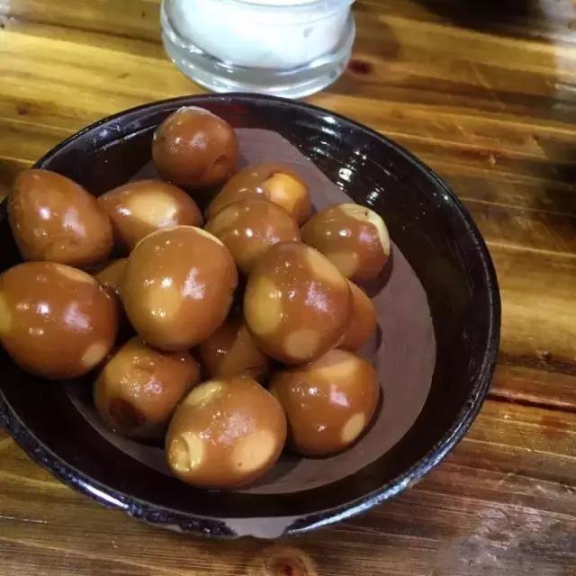 招牌都没有！开在厕所边！5家脏乱差的“黑店”门口却有一排豪车