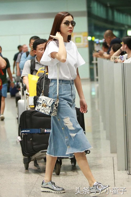 女星最新机场街拍 杨幂甩了郑爽N条街