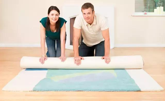 家里地毯脏了最简单清理干净方式,家里的地毯脏了在家怎样清洗