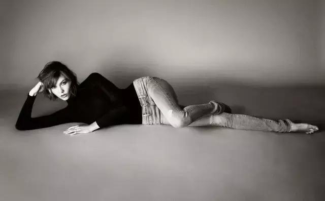 这个牌子的牛仔裤请给我来一打！