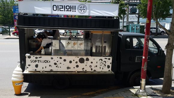 张艺兴给粉丝送礼,张艺兴给练习生粉丝送礼物