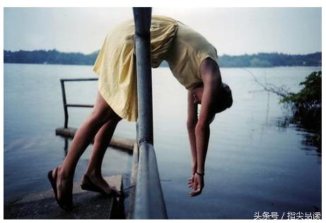 女朋友在酒吧当服务员好吗,女朋友在酒吧当服务员怎么办