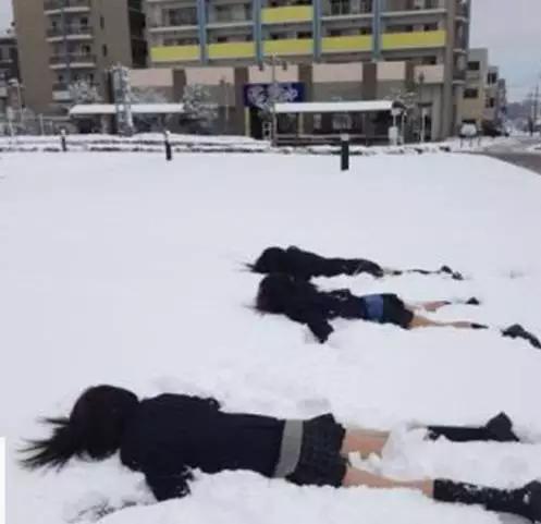 日本迎来大雪，而日本的女生依旧是穿的如此勇猛！