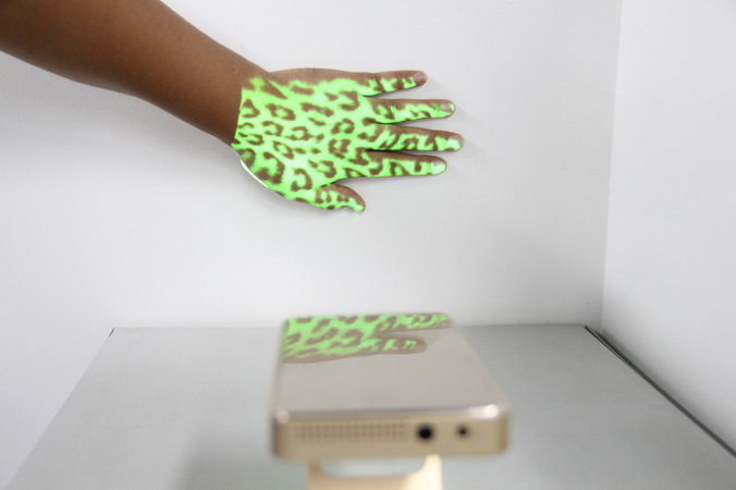 花椒女主播也爱神画小媚AR投影电视，难怪网友都要买买买