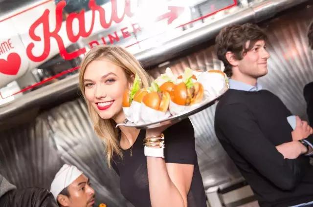 这个牌子的牛仔裤请给我来一打！