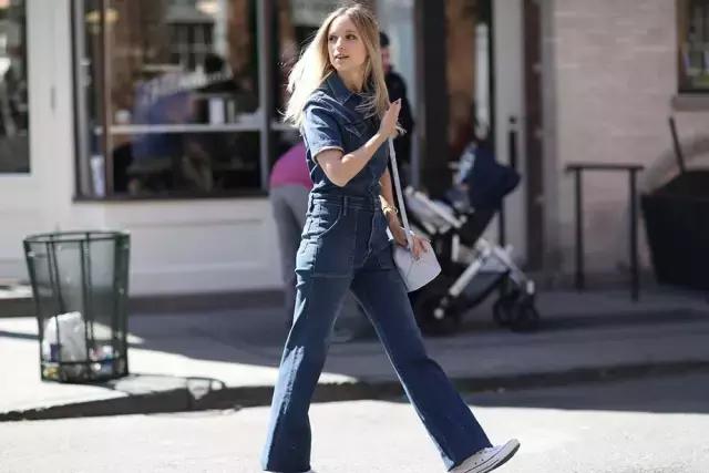 这个牌子的牛仔裤请给我来一打！