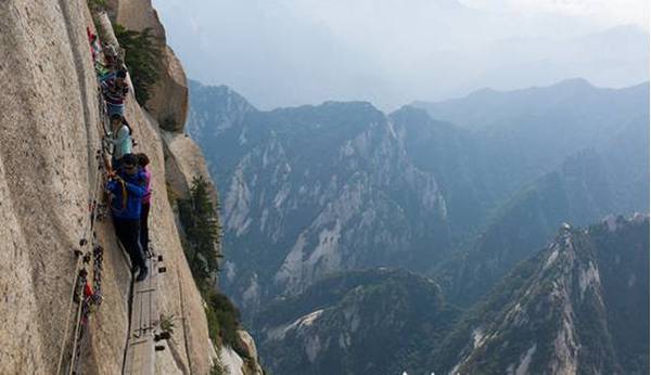 让人望而生畏的悬空栈道,挑战400米高的崖壁栈道是什么体验