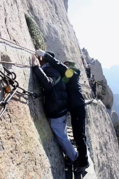 让人望而生畏的悬空栈道,挑战400米高的崖壁栈道是什么体验