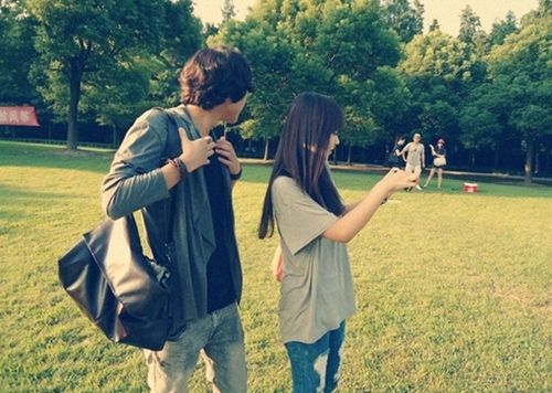 人笑花开，花落人哭，一个见，一个留心