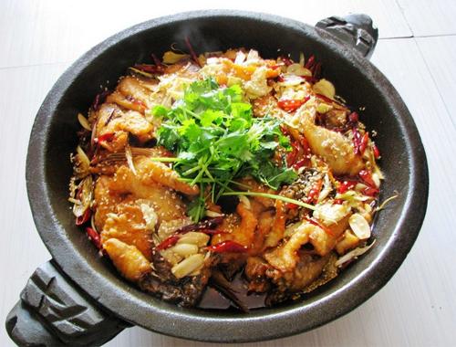 石锅鱼是怎样做放什么材料最好吃,石锅鱼底料配方和做法