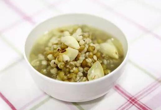 大蒜能治胃病，胃胀胃寒胃炎都行，推荐4种吃法