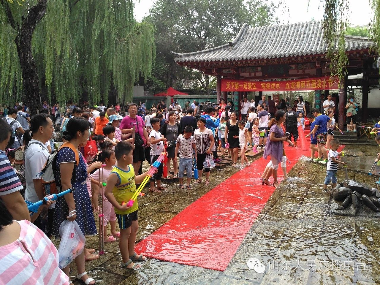 五龙潭泼水节，全家一起嗨翻天