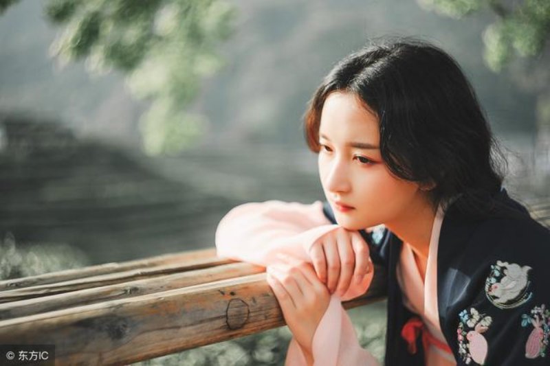 小说：重活一世，弟弟想吃饱饭，她立即带他去酒楼，却发现吃不起