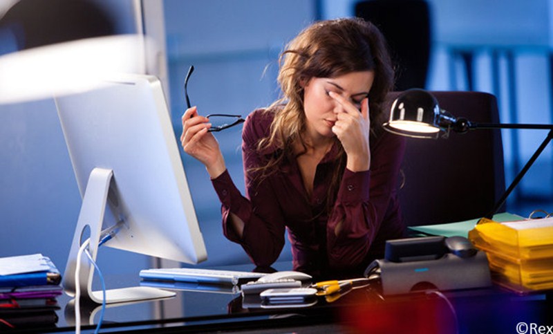 亮度调小会伤眼吗,电脑屏幕亮度高伤眼还是低伤眼