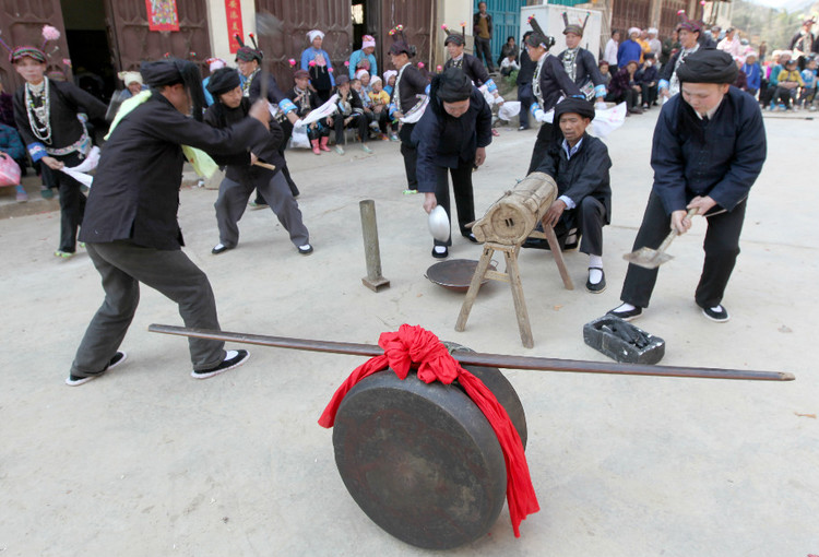敲起铜鼓的舞蹈,敲起铜鼓舞蹈