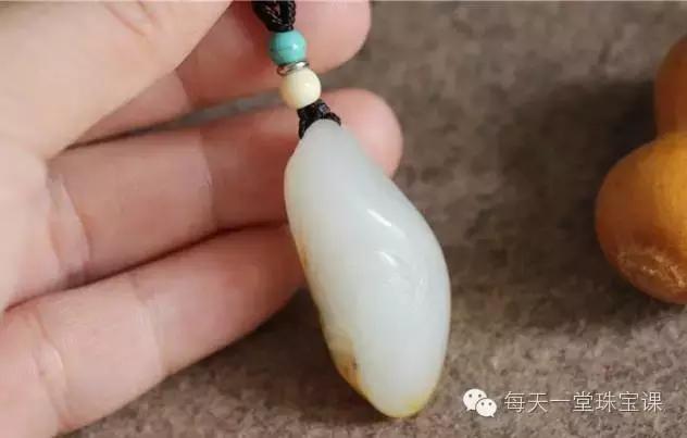 为什么有的玉戴一段时间后变颜色 (玉戴时间长裂纹会没有吗)