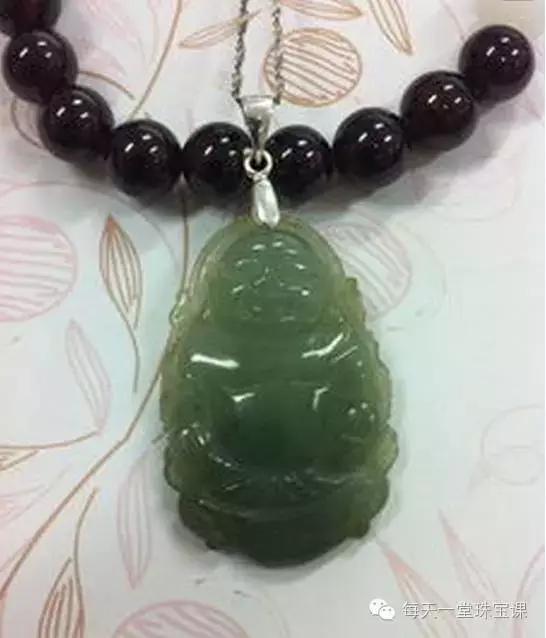 为什么有的玉戴一段时间后变颜色 (玉戴时间长裂纹会没有吗)