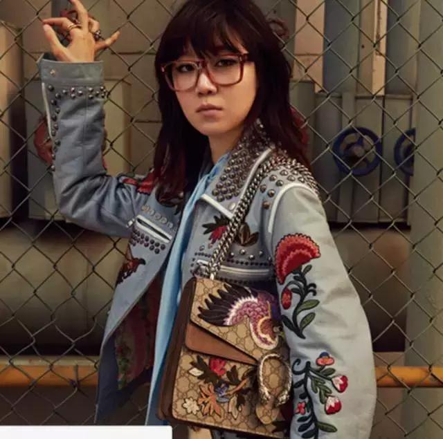 李宇春、蕾哈娜、宋茜她们都在穿这样的牛仔装！