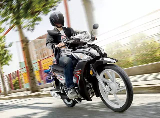 豪爵uh110弯梁对比雅马哈凌俊,豪爵uh110s弯梁摩托爬坡测试